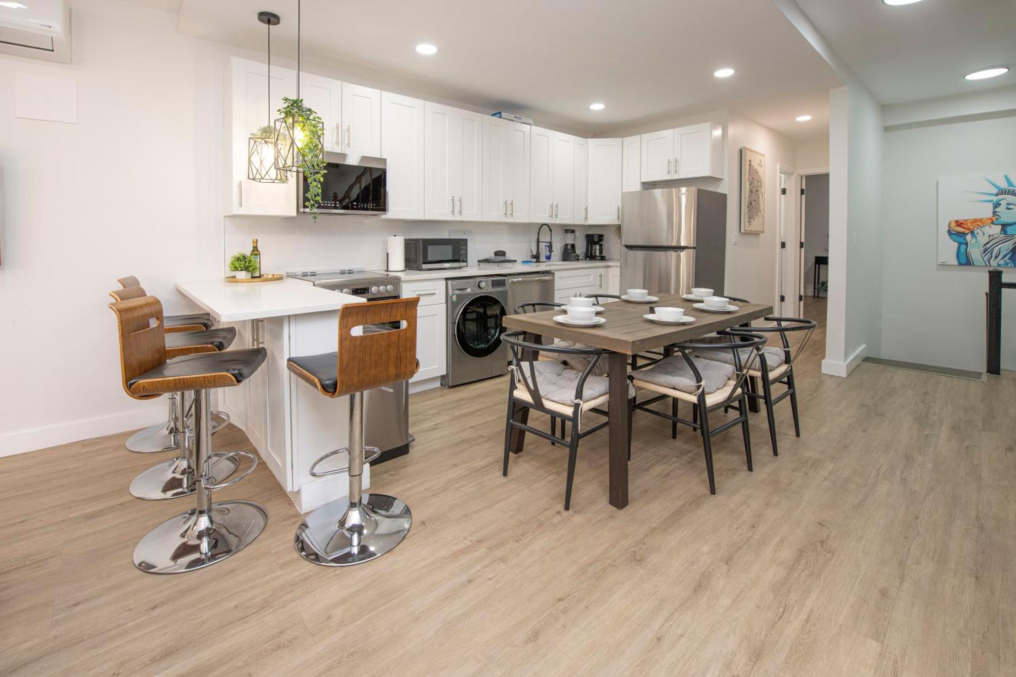 Sophisticated 4 Bedroom Duplex With Private Rooftop Apartment